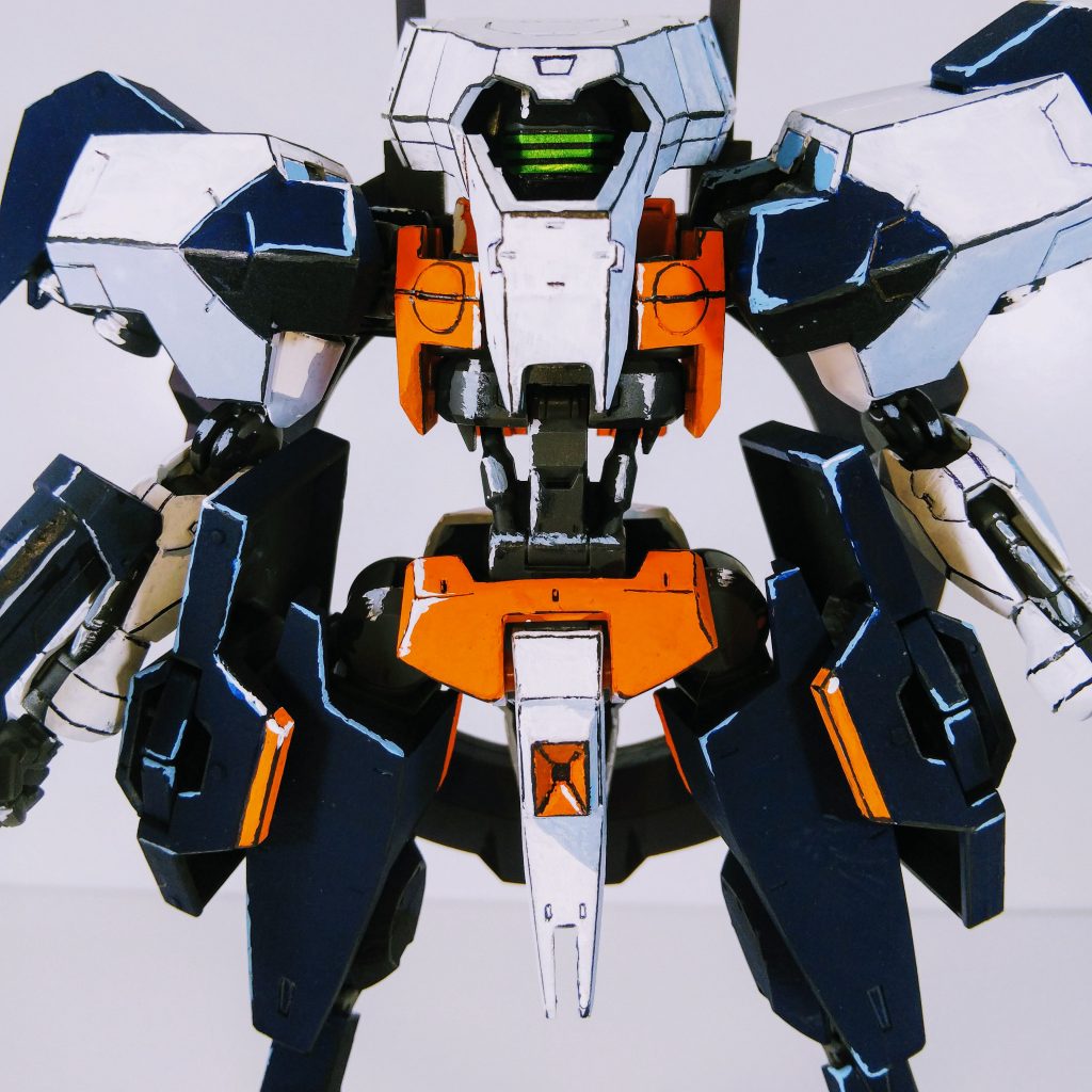 独特の形状の頭部、三本目スリット、そして逆関節という個性の強いモビルスーツ。