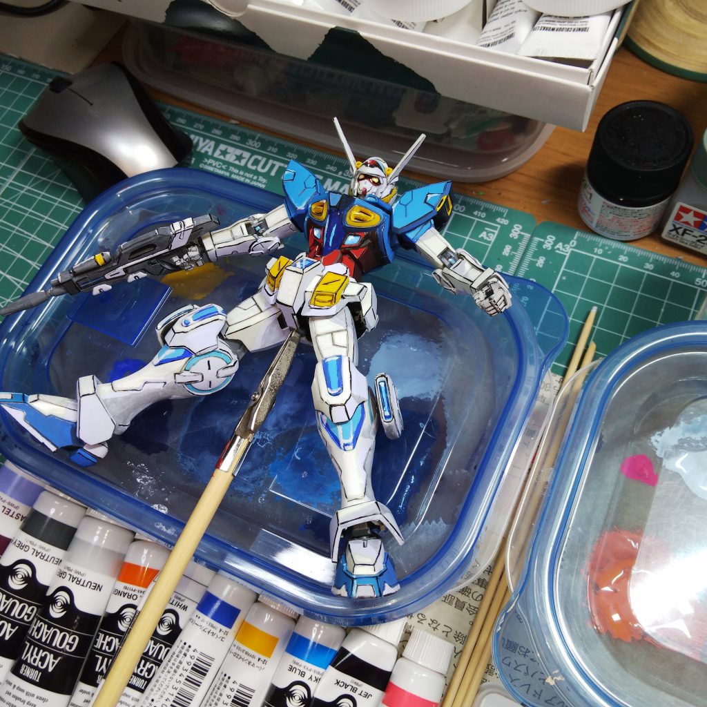 ハイライトを塗り、完成間近。塗料はアクリルガッシュ、エッジのペン入れには水性プロッキーペンや、0.05ミリペンを使いました。装甲の裏は黒筆ペンで塗りつぶしています。