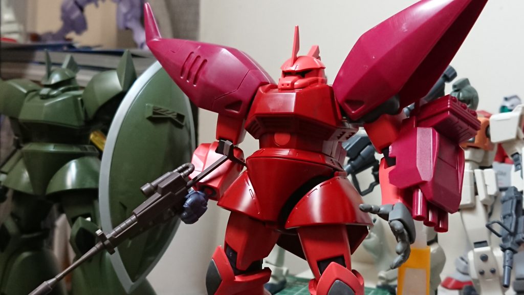 サフ前接続軸はノーマルのゲルググから切って貼って 