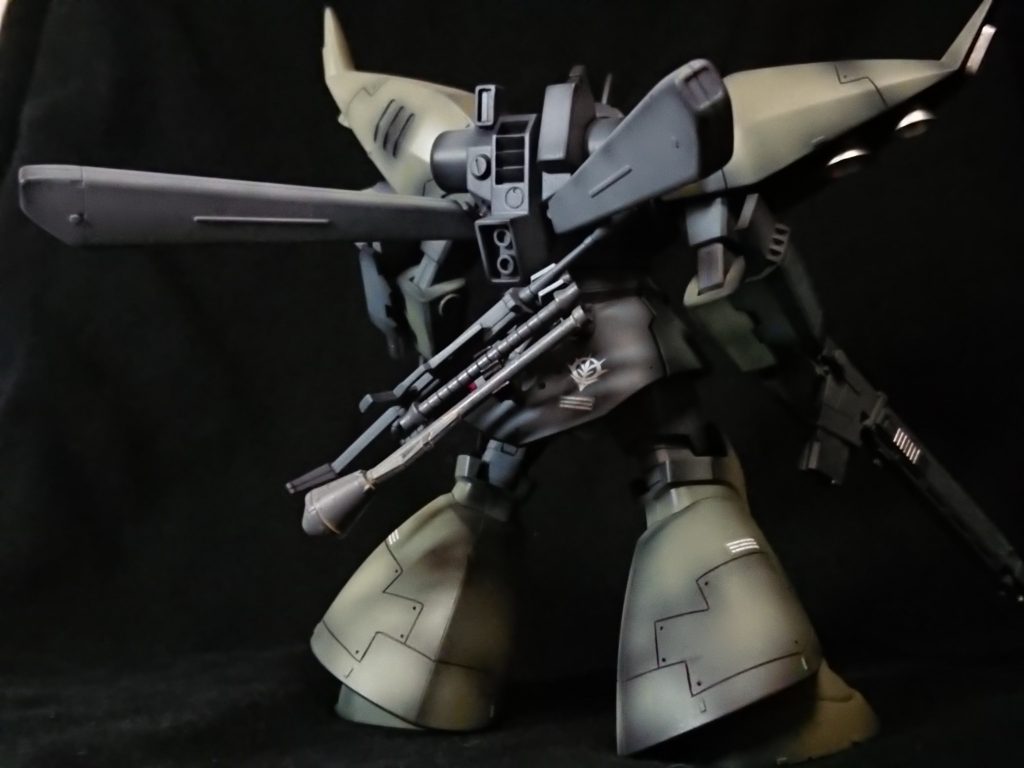 バックパックリゲルグ用のバックパックにロングタイプのプロペラントタンクを装備。腰部マウントラッチに装備を一式をマウント