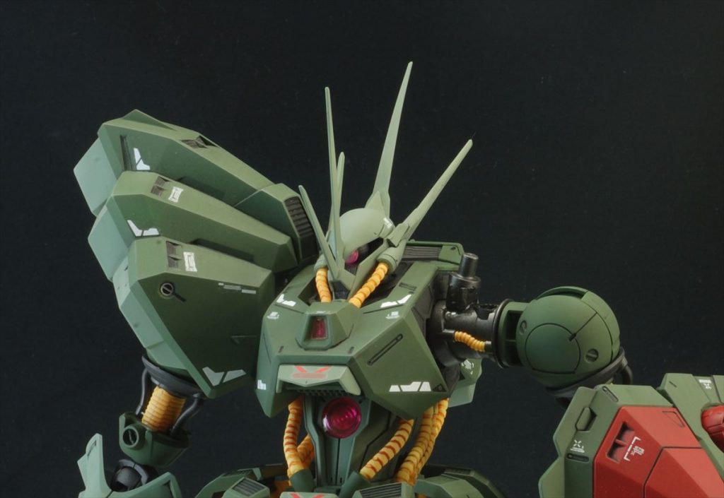 肩アーマーの取り付け軸を内側にこれぐらいずらしてあります