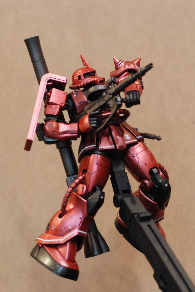 脚部装甲の合わせ目消しは内部フレーム塗装後に組付けして実施。その後マスキング処理してメタリック塗装。