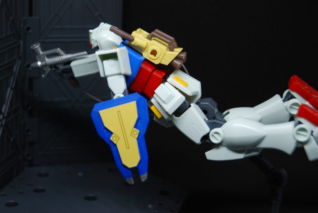 最後に、コロニーの外壁塗装作業っぽく1枚。初めてのガンプラ作りで至らない点だらけですが、今後の糧にすべく投稿してみました。写真撮ってみると細かいアラに色々気付きますね…。