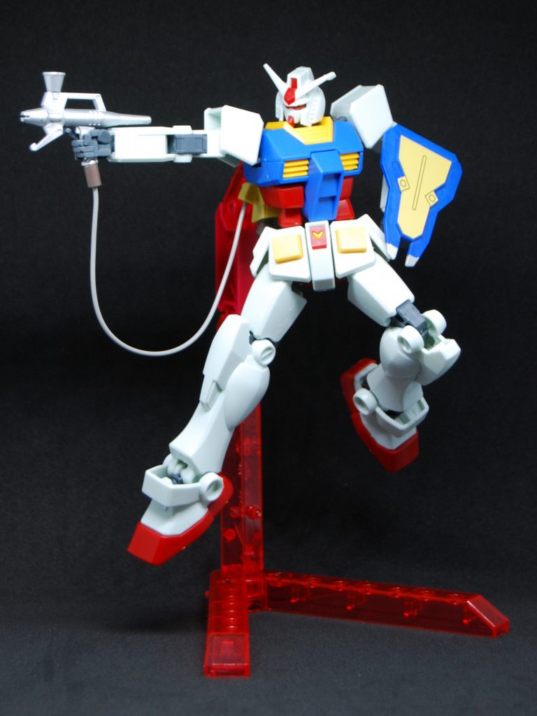 ということで、ライトパッケージ版EGガンダムにダイバーナミからPスプレーガンとDセパレータシールドを持ってきて、コロニー塗装屋のガンダム風に仕立ててみました。まあ塗装屋がこんなポーズ取るわけないんですが、一度はやってみたかったので。え? 塗装屋のガンダムは頭がザクじゃないかって?そんな30年以上前の漫画のことなんか誰も知らないってば!