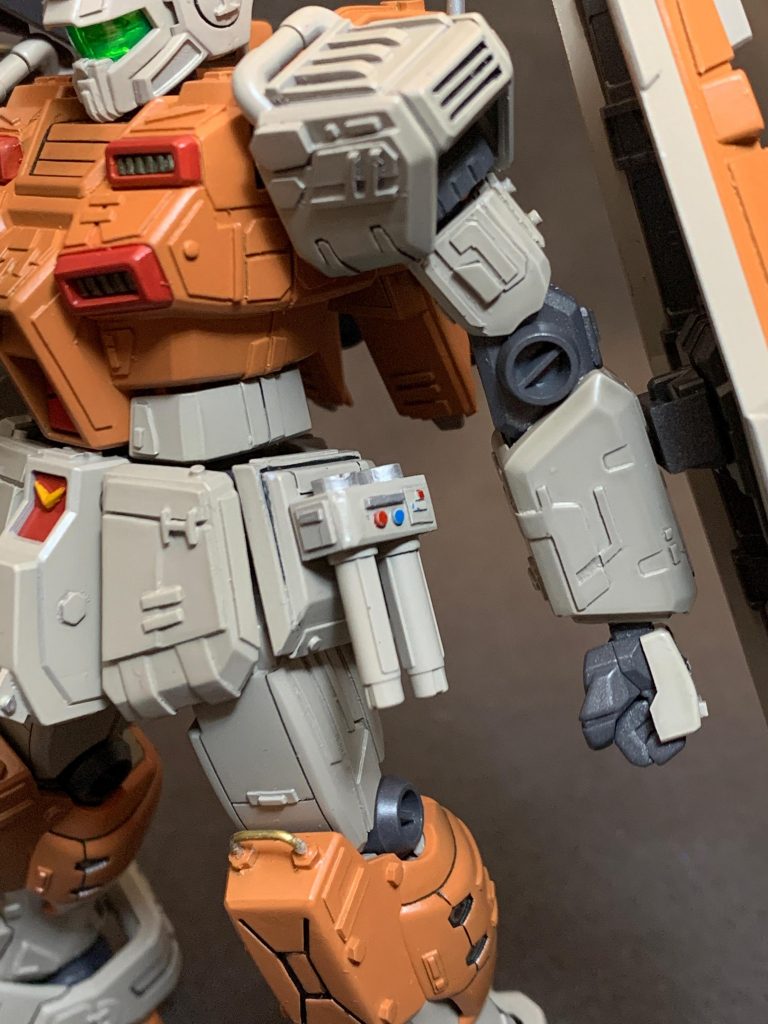 ビームサーベルを外付けユニットとしてサイドアーマーへ配置、評価試験機だからという解釈