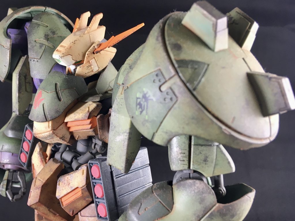 エドモントン戦後にボロボロになったグシオンリベイクを火星に持ち帰り、保管してあったグシオンの残りパーツやあり合わせの部品で応急処置を行ったイメージで製作。基本的にはグシオンリベイクに使用したグシオンパーツと被らない様に腕部をメインに改造パーツを選択してあります。背中の突起とメッシュチューブはアキヒロの阿頼耶識のイメージです。