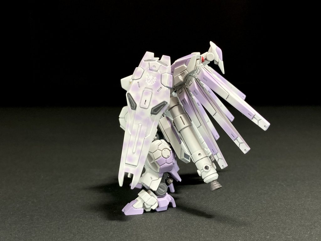 シールドのカラーは小説の挿絵風の迷彩にしました。