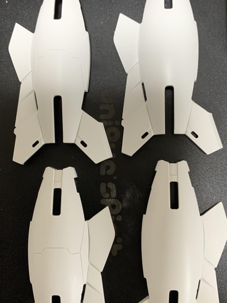 ふくらはぎの比較です旧MGと同じで全くディテール全くなかったのでお台場ユニコーンのディテールを参考に掘ってみました