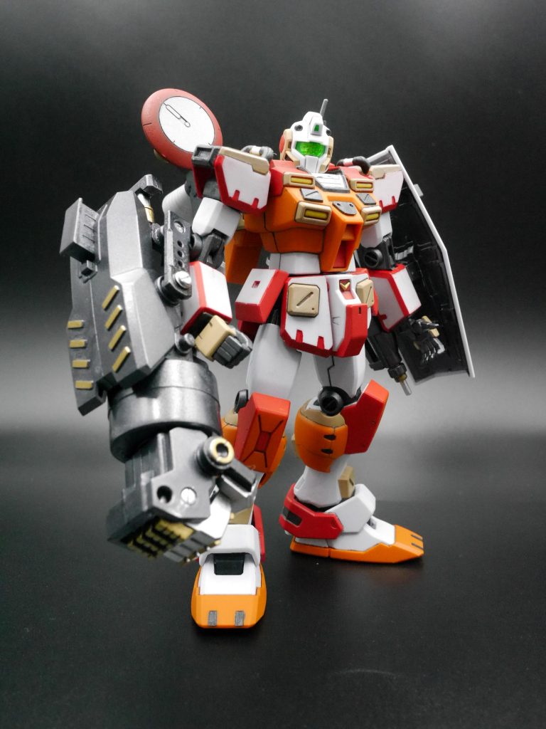 基本的にはそのままです。初の全身合わせ目消しをしてみたのですが、あんまり綺麗には出来ませんでした🥲色については、成型色のオレンジとホワイトを残しつつ、1部赤(詳細なカラー名忘れました...)とライトサンドでバランスよくなるよう足してます。内部フレーム、ノズル、ぶん殴り腕等はガンメタルです。基本は缶スプレーで、細かい塗りは筆で塗ってます。仕上げにつや消しトップコート。肩、腕、スカートの縁の赤は、一旦全部赤で塗ったら「なんか違う...」と思いやり直そうとサンドペーパーで削り始め縁だけ残してみたら、「これいいやん!!!」となり採用🤤