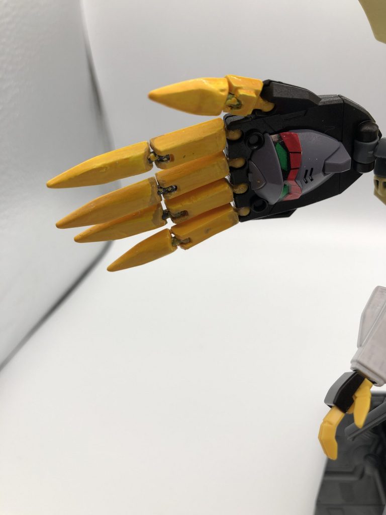 フィストジ・エンドの指を独立稼働させる為、切り離しと市販のジョイントを使い加工しました。