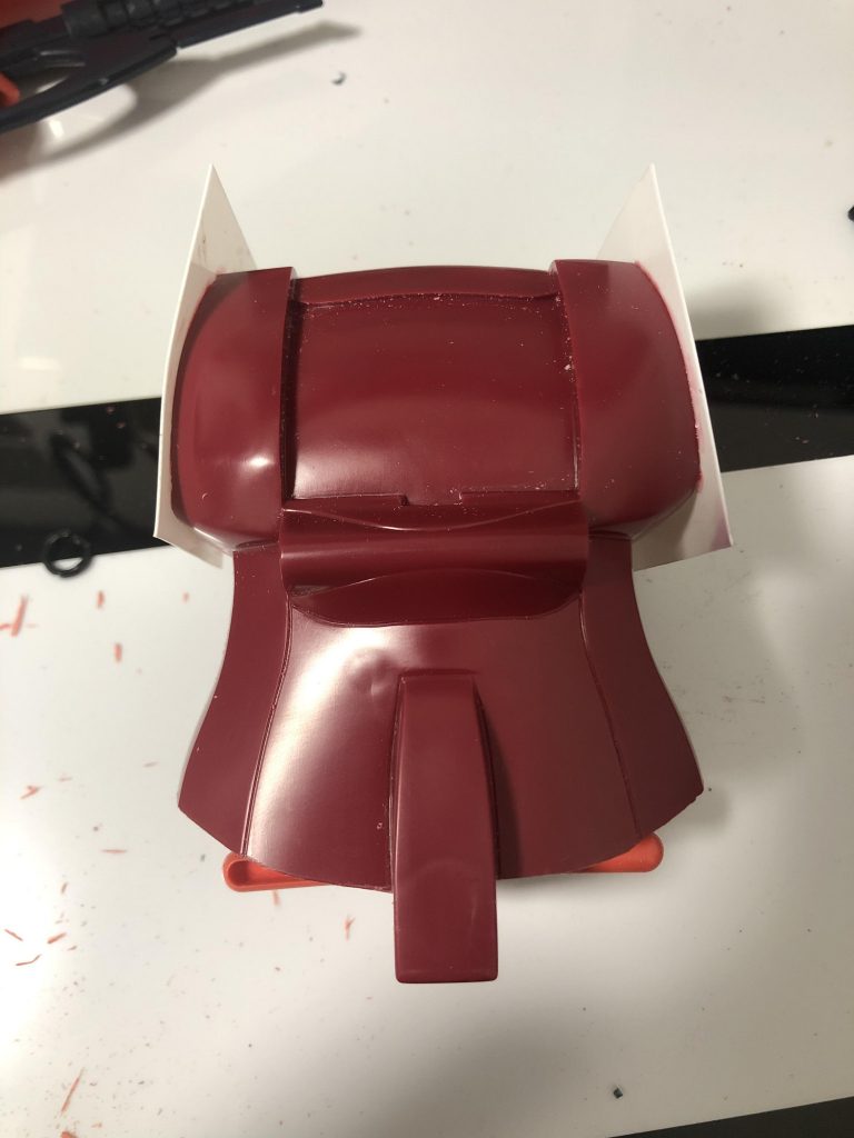 改造箇所の紹介。今回は固定ポーズなのでそれが出来る様に各箇所の改修と調整を行いました。まずは定番の肩のハの字加工。そしてスカートの下部をカット。これにより脚長効果と胴体をハメ合わせた後でも脚を取付けられます。