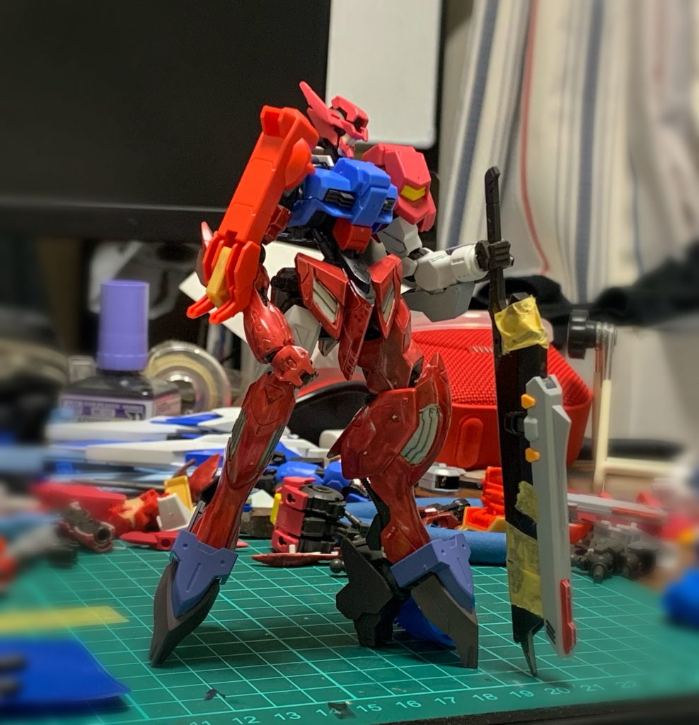 フラウロスやアスタロトなど積みプラを使い良さそうな機体を作れないかと制作を開始しました。ツキヨミにはストライクノワールの翼（？）を使っています。