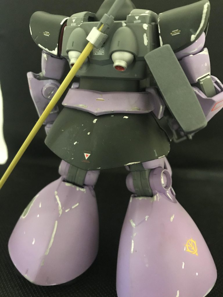 バックショット。ふくらはぎに合わせ目ができる仕様だったので、後ハメ加工を使用した合わせ目消しを行いました。