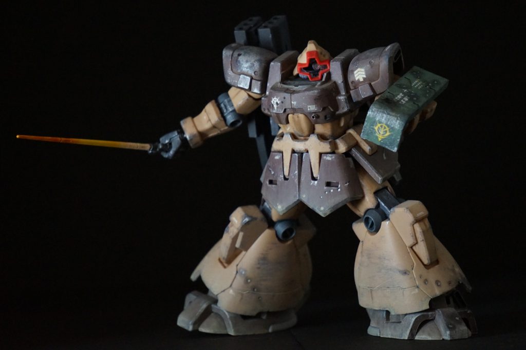 [腕部]肩軸を4mm上げ、首が埋まったシルエットになるよう変更しました。手首は大き過ぎて形もモッサリしているので、オリジンザクのものと交換しています。