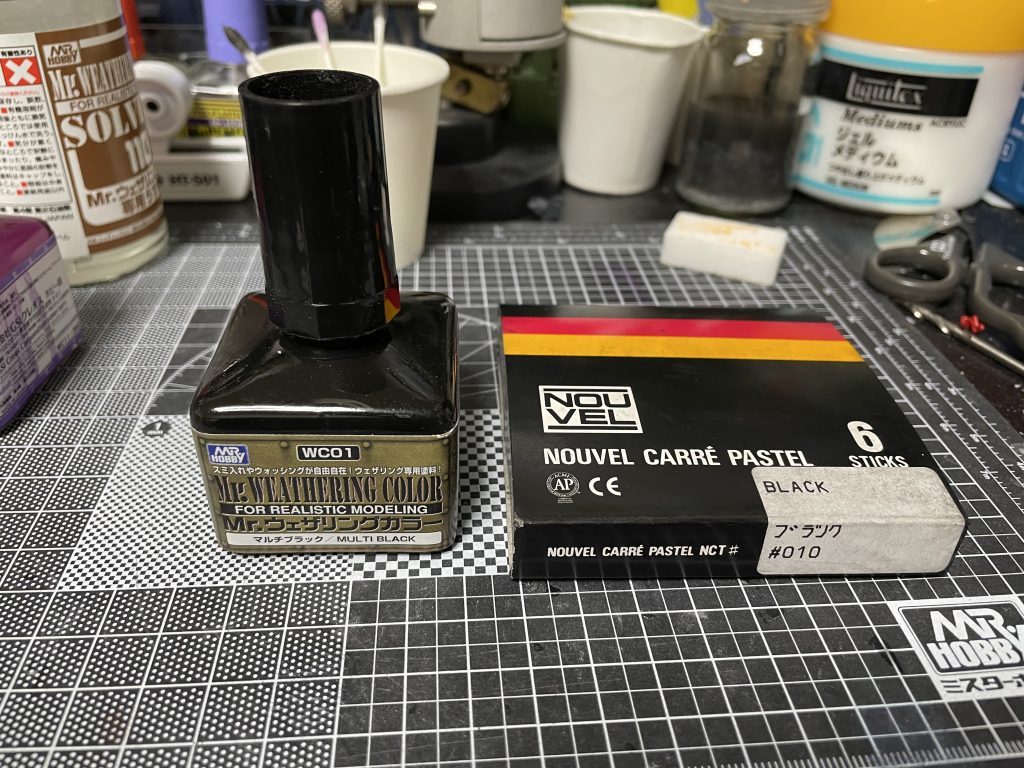 各色の調和を取るためにウェザリングカラーマルチブラックとパステルをソルベントで溶いたものを用意。パステルの方ほとんど役に立たなかったので却下。ジャーマングレーと各上色の色調を緩やかにするためにマルチブラック使ってます。気持ちフィルタリングリキッド、レイヤーバイオレットも使ってます。で、出来たのがこれ↓