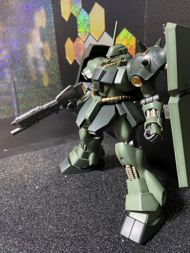 仮組。この時点で自分のやすり技術ならこの技法が一番表面が綺麗なことに気づく。グラデ塗装っぽい！とニヤリ😏ゲート跡がやはり気になるので予定通りウェザリングをする事を決意。肩の合わせ目もやはり気になるので消しにかかる決意。