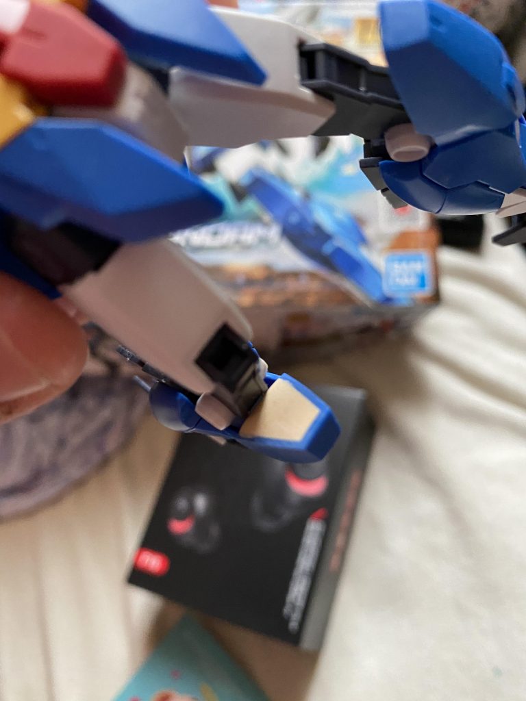 膝をパテ埋めしたら足がまっすぐ出来なくなった。コアガンダム系のアーマーは膝が注意！