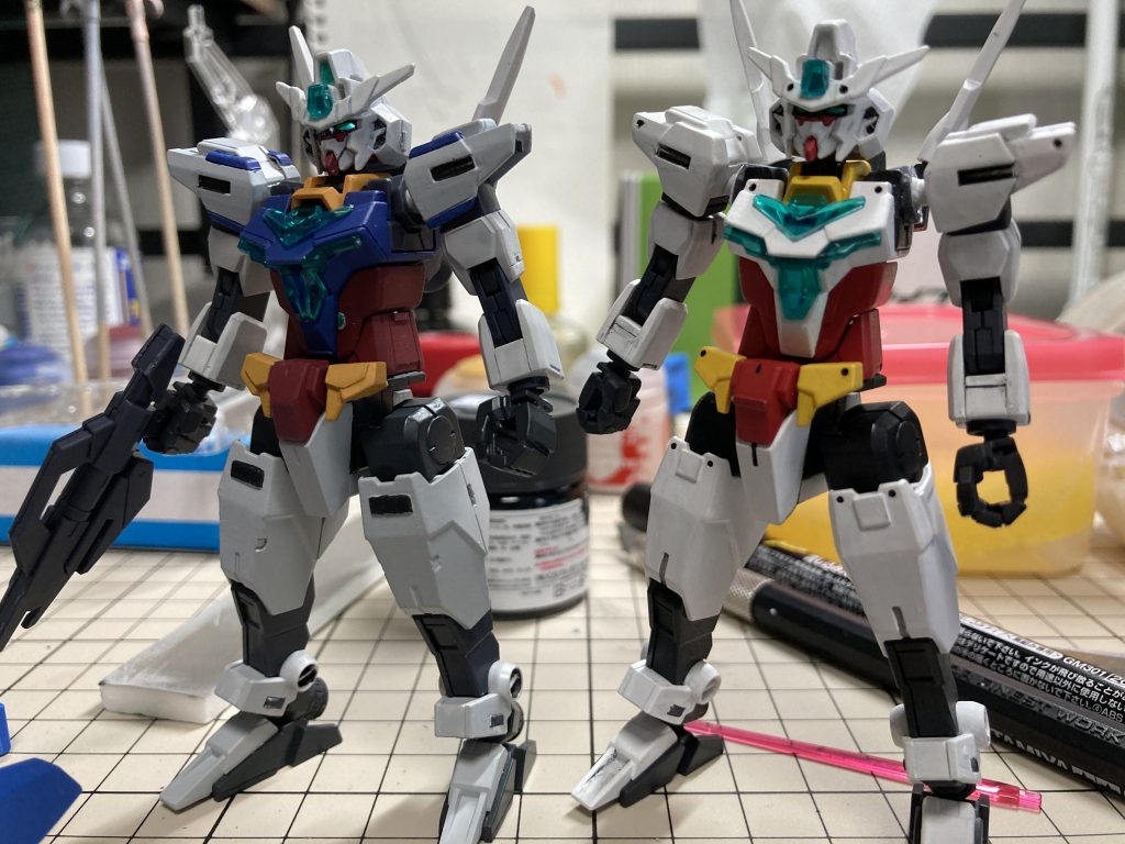 最近作成したアニメ準拠作と並べて一枚。胴体変わるだけでも結構印象変わるのが面白いですね。