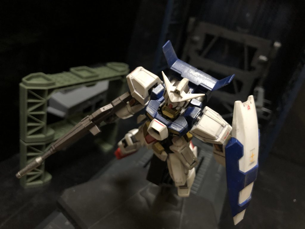 フリット「僕は戦う!母さんが遺してくれた、このガンダムで....!」oyz「聞こえるかの?フリット。」フリット「oyzさん?」oyz「ワシがオペレーターとして手助けするぞ。」フリット「わかった。ありがとう。」oyz「うむ。敵はこの先に居るぞい。」フリット「了解。いた!あれか.....!......え?アレが...敵!?」oyz「何があった!どうしたんじゃ、フリット!」フリット「アレは....!母さんを襲ったのと違う...!アレは...まるで......」oyz「どうしたんじゃ!」フリット「アレは....。アレはゴキブリじゃないか!!」oyz「なんじゃと!?モニターを...ホントじゃ!!ゴキブリの大群じゃああー!」フリット「なんなのアレ!?」oyz「待っておれ!データ分析する。アレは...“プルーマー”じゃ!」フリット「プルーマー!?」oyz「UEのMS型とは別に最近発生しているらしい。ビームは撃たない様じゃが群れで活動するのが特徴じゃ!」フリット「ああ、もう!気持ち悪い!!僕はゴキブリ苦手なのに!わかった!僕が全て駆逐してやる!戦うって決めたんだ!」フリット「ガンダムの武装は!?」oyz「オーソドックスな装備じゃが、ドッズライフル、ビームサーベル、シールドじゃ。」フリット「わかった!このお!当たってくれ!」