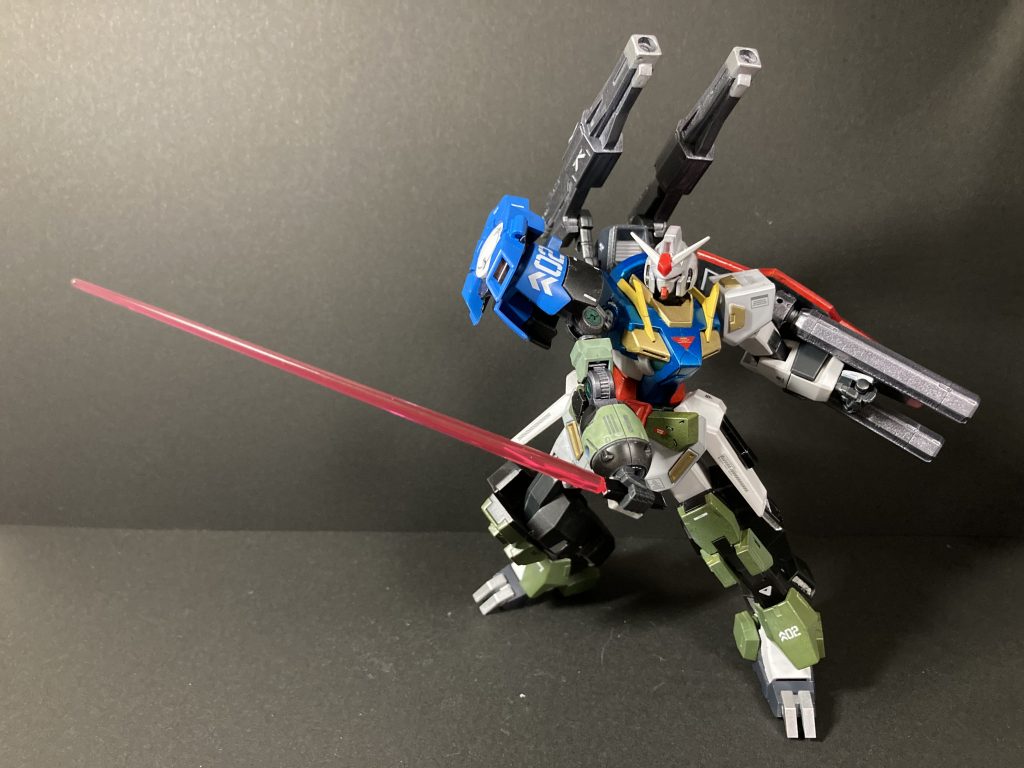 ビームサーベル装備時左肩にドライブが直結してる関係で第3世代ガンダムのものに比べ出力が高いです。余談ですがスカート部や元サヴァーニャの脚部のGNミサイル搭載部は全て粒子タンクという想定で作ってます。馬鹿みたいに粒子使うけど、制圧力はセラヴィーより上というイメージで考えて頂ければ！