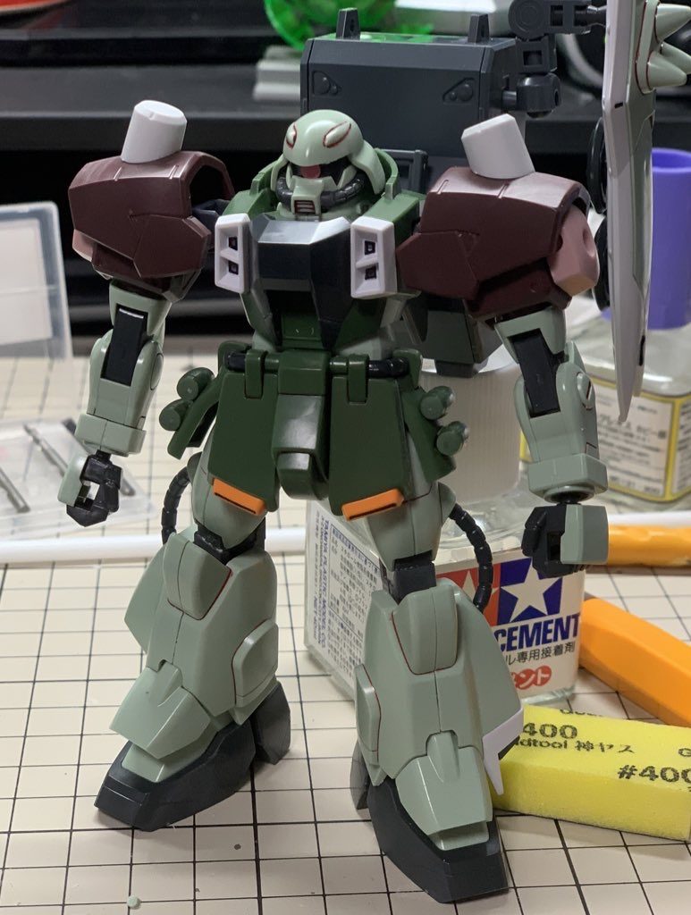 仮組み状態。何のパーツをミキシングしたのか分かりやすいと思います。ちなみに本体も中古で買ったザクウォーリアなので墨入れが入ってたり、切り口が雑だったりと修正作業に苦戦しました