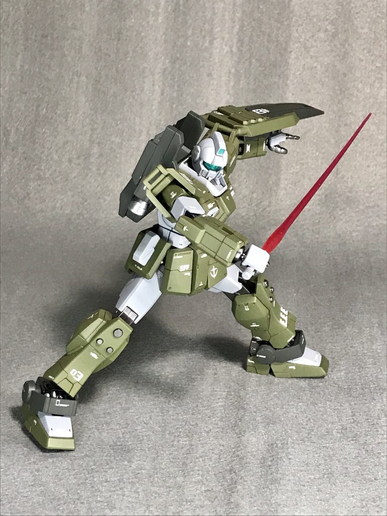 ビームサーベルももちろん装備してます。立った状態での斬撃ポーズってすごく難しい・・・