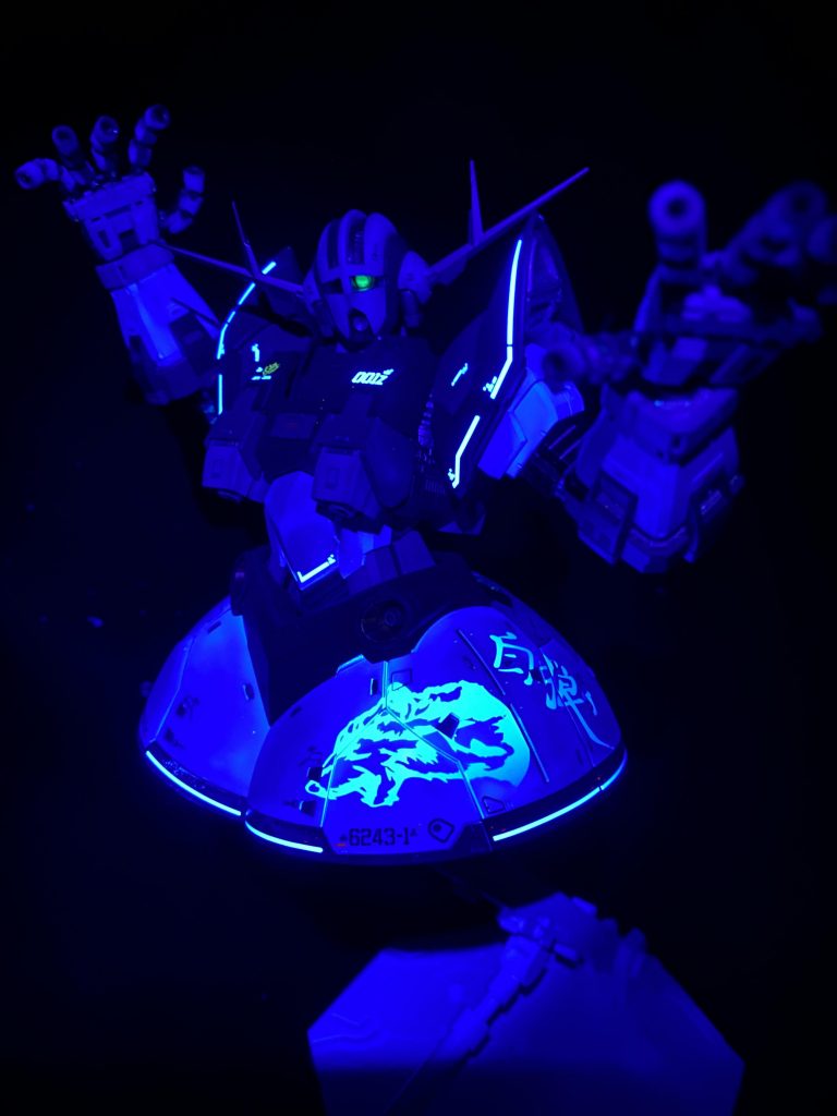 白狼の文字とマークもブラックライトで発光。