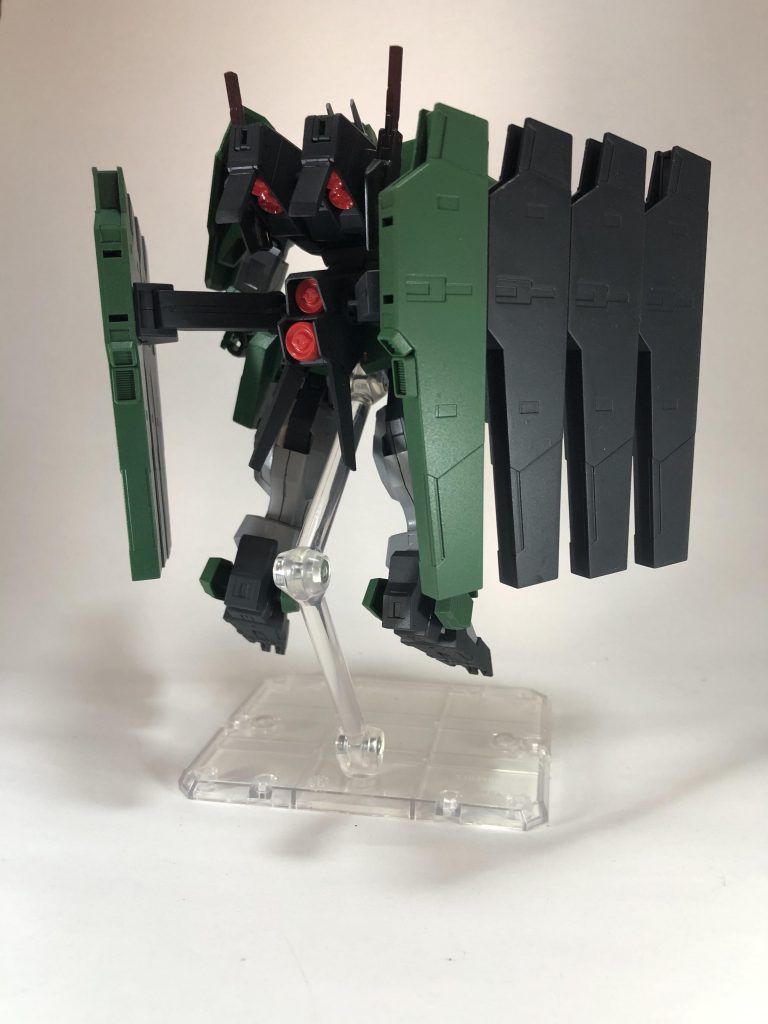 シールドコンテナビット防御武装として開発されたが防御以外にも頑丈なコンテナを直接ぶつけることで攻撃にも使用できる。そしてシールドコンテナビット内にはビームライフルビットを格納可能で、6機のコンテナ内を移動させて敵を翻弄する黒いコンテナビットは射出可能だが緑のコンテナビットはエネルギー兵装のエネルギータンクと大量の武器と装甲で重量が上がった機体を無理やり動かすためのブースターを兼ねている