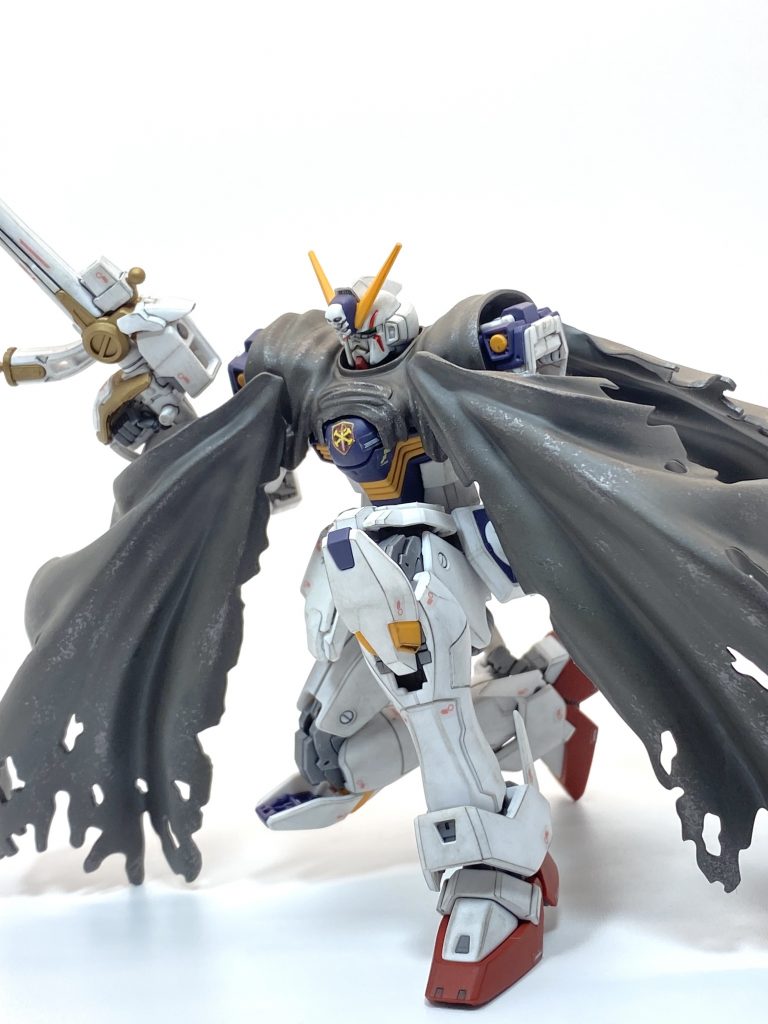 マントはウェザリングカラーグランドブラウンでフィルタリングと水性ホビーカラー焼鉄色でチッピングしています。