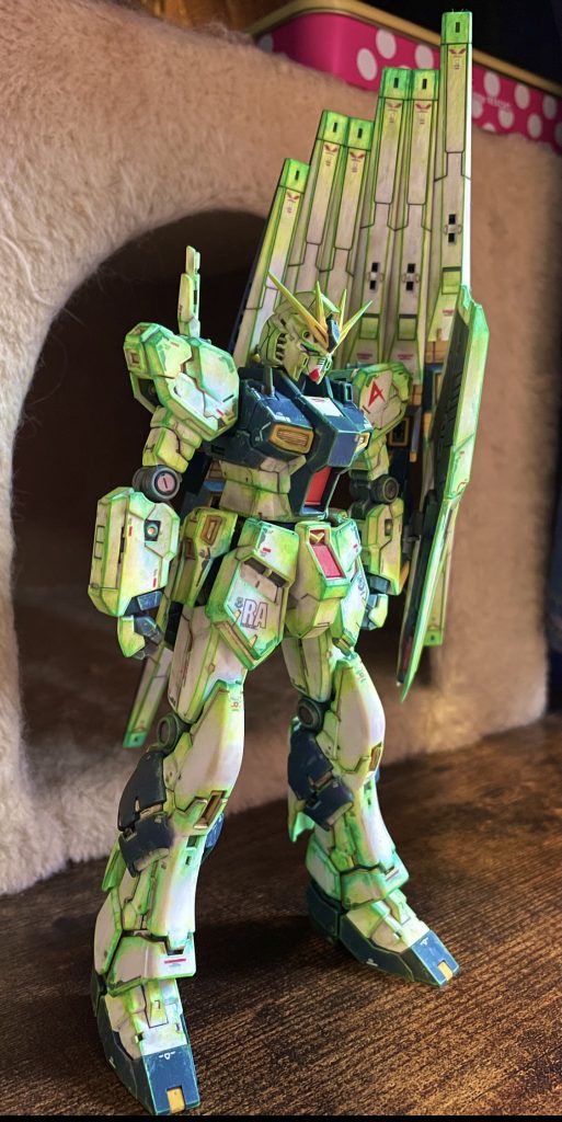 ボディの白は成形色の白では明るすぎた為、黄緑と馴染む様、明灰白色でウェザリングしています。