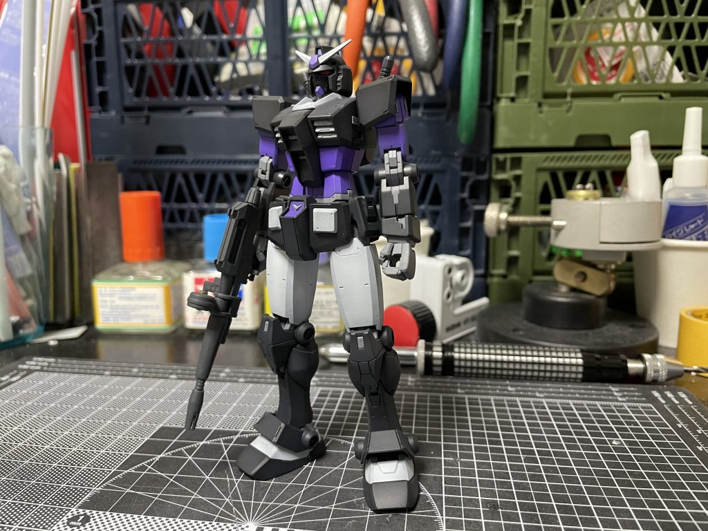 ガンダム の配色は黒い三連星ザクを参考に。年末にもエントリーグレードでもやりましたけどカメラアイは赤いラピーテープで悪い感じにしました。黒は真っ黒は違うなぁと思って何かを調色したんですけどもう覚えてません。すべてうっすら黒立ち上げのグラデーションにしてますが画像ではわからない感じに。