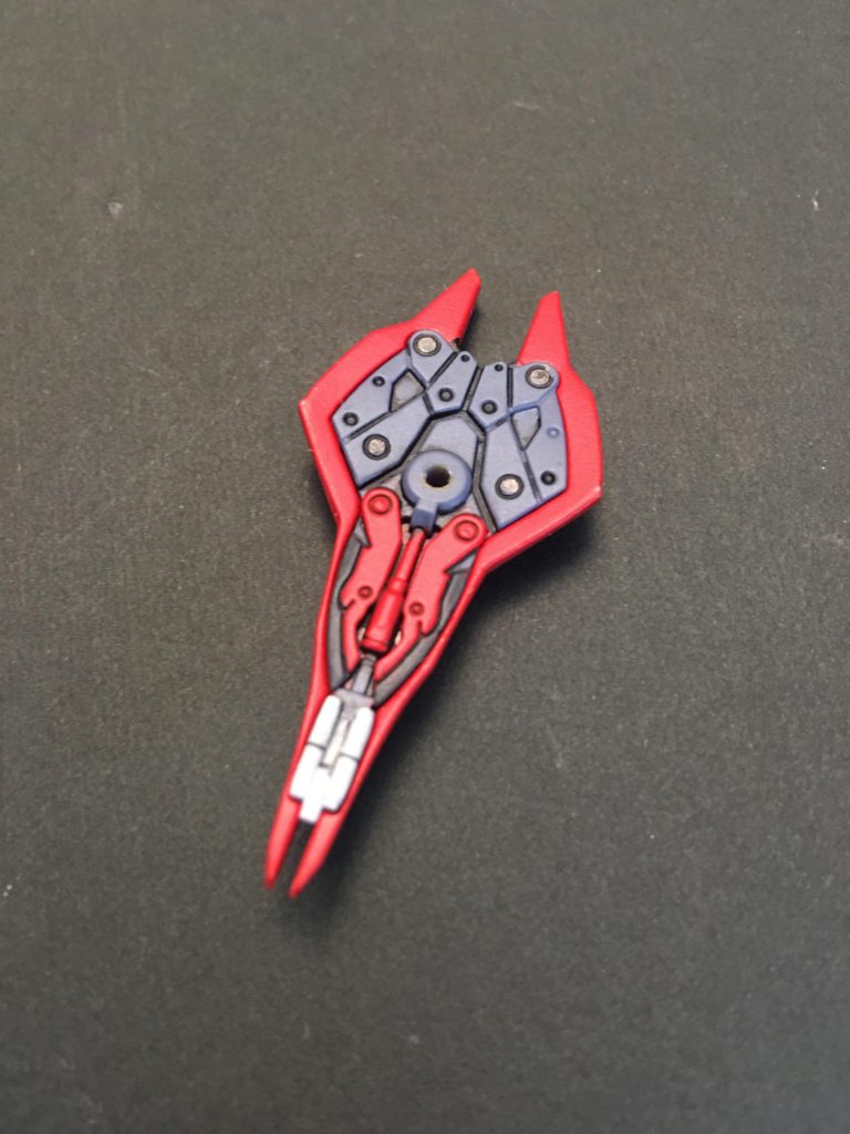 シールド裏のビームトマホークもしっかり造形してあります。最初は分からず一色で塗ってしまい後からよく見て気づいて塗り分けました。