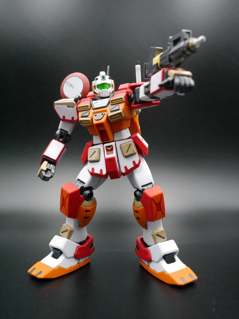 飛び道具無いのもどうかと思って、ブルパップマシンガン(ガンメタルで塗装)の持ち手を切除し、シールドマウントパーツにはめました。そのままだとはめるのに厚みが足りないので、マスキングテープを巻き巻きに。砂漠とかで巻いてる布感があったので、そのまま巻いたまんまにしてます😌