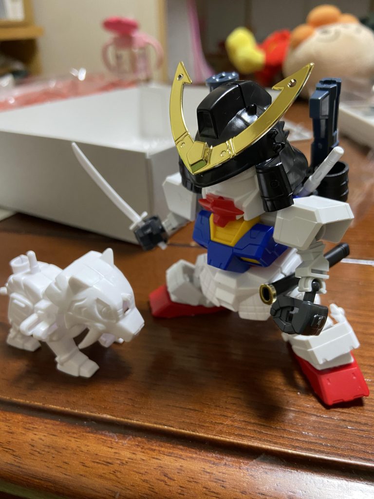 Twitter企画、　#GTAZ春のSD祭り　のために制作したものとなります。企画のポスターがバーサルナイトでしたので、主催サークルさんへの感謝も込めて、ここは世代を合わせに行こう！と思い自分が小さい時にあったものを作りました。幼き日には兄が作っていたもので、自分で作るのは初です。ヒゲやガトリング、矢筒など、色々特徴的で鮮烈なイメージを持っておりましたが、今の目線で見るとやはりださ‥‥いや大好きだ！自分が一番上手く将ガンダムを作れるんだ！という心意気で臨みました。使用キットBB戦士将ガンダムSDCSのRX-78-2（SDフレーム）アニマギアのタイガオン犬山城（FUJIMI模型）他ジャンク