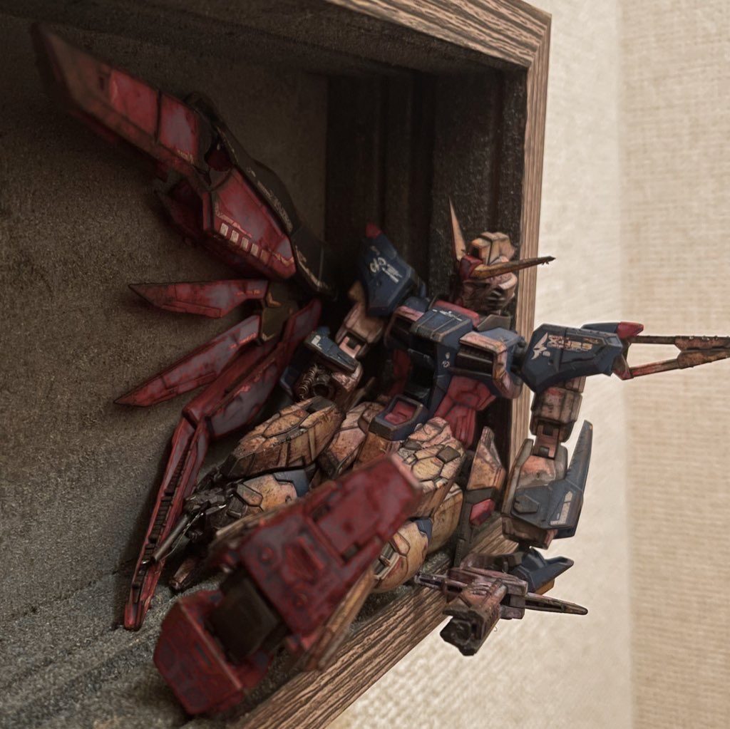 赤との同調をする為に、全体をクリアーレッドで染めています。基本的に整形色仕上げ派なので、コントラストを下げる為に同系統の色で重ねる事が多いです。