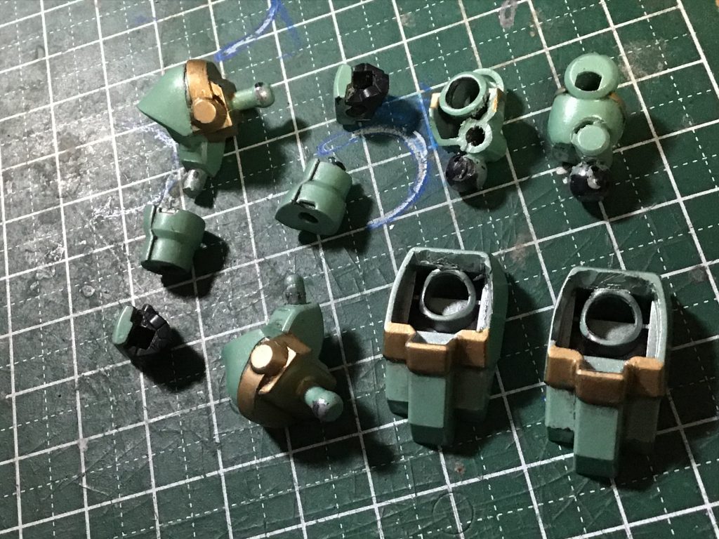 ジェガンっぽい兵の手足をばらすとこんな感じです。腕は穴開けて適当なランナーでつなぎました。足は切り離した太腿部に足首接続用のボールを接着し、クツは内側を削って、足を広げて立てるように調整しました。