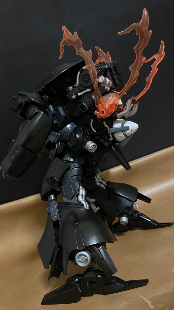 戦いを学習しているようだが、GNドライブ搭載機であるこの機体が、「トランザム」をしている様子を見た者がいない。まだそれを知らないのだろうか。その為、運営側はすべてのダイバーに対し、この機体に遭遇した際、戦うにしろ逃げるにしろ「トランザム」の使用を控えるよう注意喚起している。しかし、機体のバックパック？から、放射されたGN粒子が、Ｖの文字の翼を広げるように放出され、機動性が飛躍的に上がる様子が確認されるようになる。