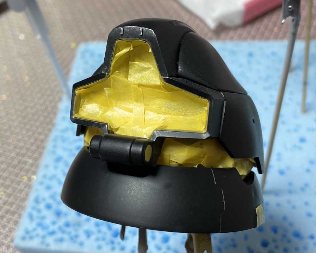 黒く下地塗装し、内部部分をマスキングした常です。ここかからストーン調スプレーの黒を吹きました。