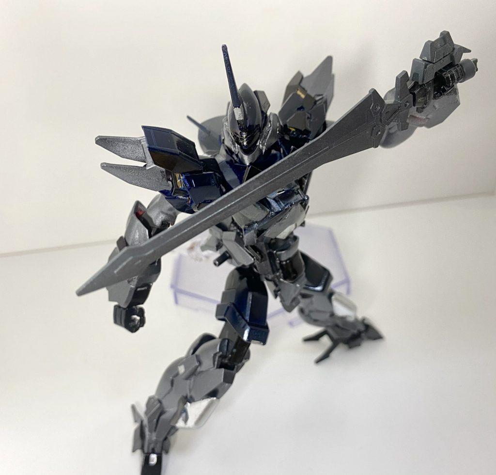 武器は30mmの剣一本。それだけでも割と似合う、かも。