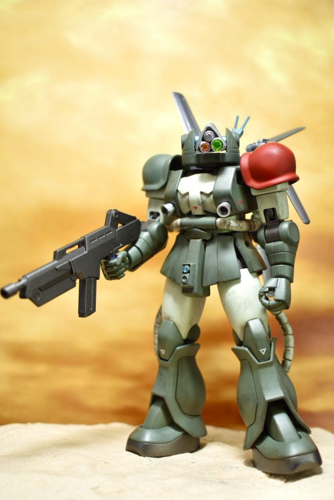 換装① 戦闘特化カスタム肩部パーツを取り替えることにより、偵察性能は低下する代わりに、より戦闘に適応した運用が可能になったスタイル。肩の赤い塗装は、吸血部隊と呼ばれ恐れられた部隊にあやかっているとの噂である。