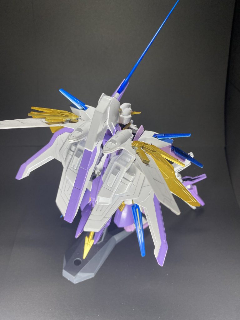 後ろからしか撮ってなかった...。お尻から銛が生えております。