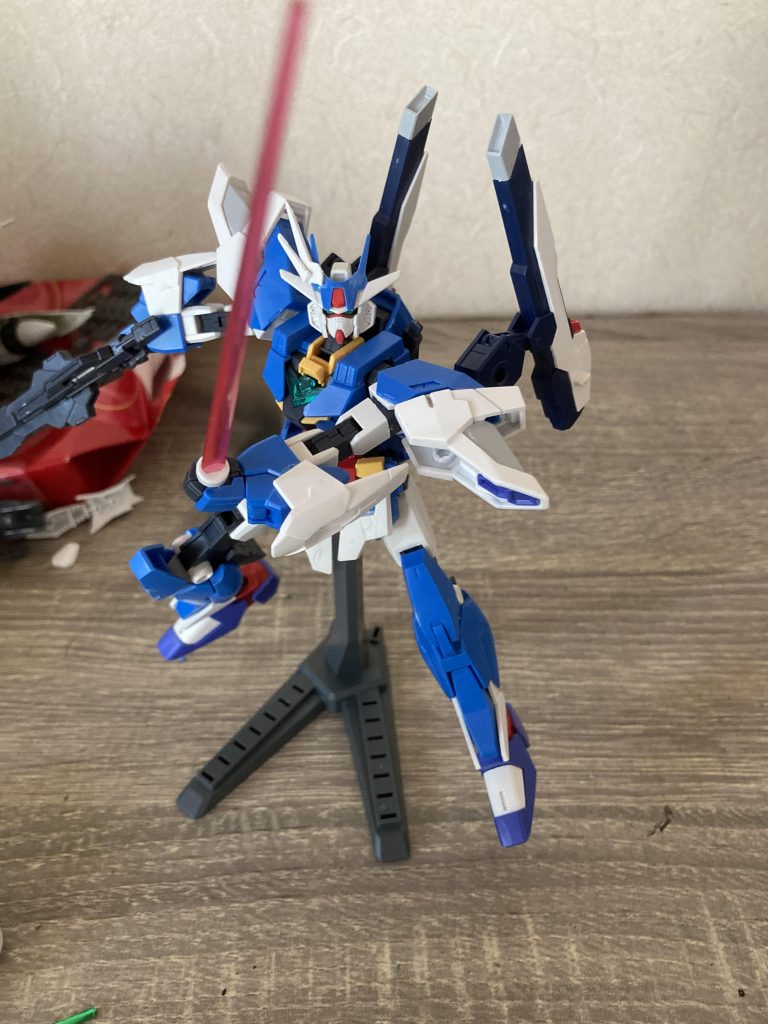 ビームサーベルを1本にする事でビームライフルの出力を高め、ビームライフルをサーベルとして扱う事が可能