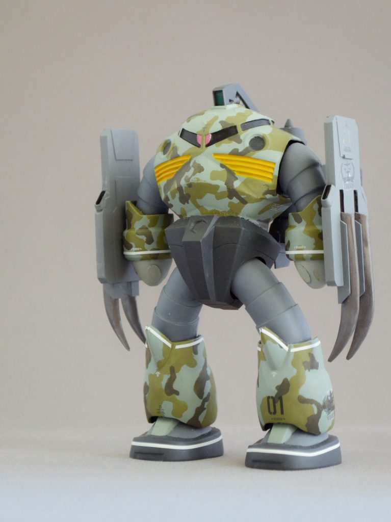 こころもちS字っぽく立てるように腰をぶった斬って、削り込み。立ち姿を少し改修してます。ヒートラムは、可動はオミットしてプラ板とかジャンクパーツでスクラッチ。シールドは、プラ板からのスクラッチです。