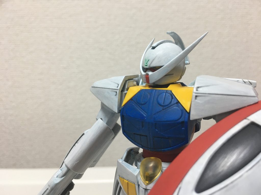 腕を下げるとこの通り。動かなかったとしても、肩アーマーの胴体側が面になっているよりも、「らしい」感じがします。