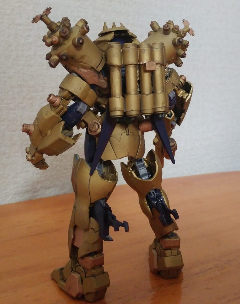 キングジョーの外装を再現したアーマーを装着することで完成する、アルスペダニウムガンダム。その性能は、IF(もし)設定で、「もしアルスが害宇宙の技術を取り入れたアーマーを開発したら？」という構想の元、製作しました。