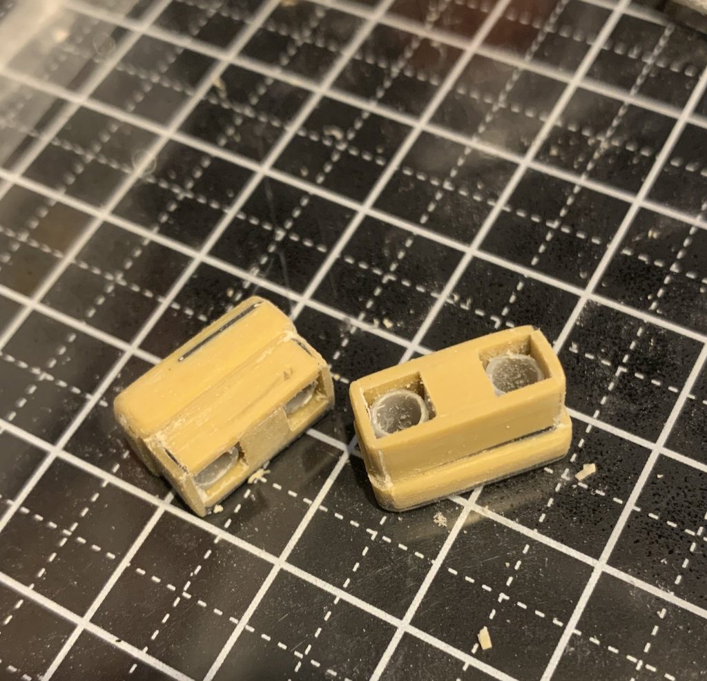 パイピングを受ける箱をプラ板で作成しています。ノープランで作成したのでエッジやディテールがありません。