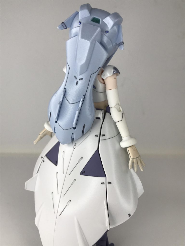 後ろ姿。髪とスカートのパールが良い感じです(^^)