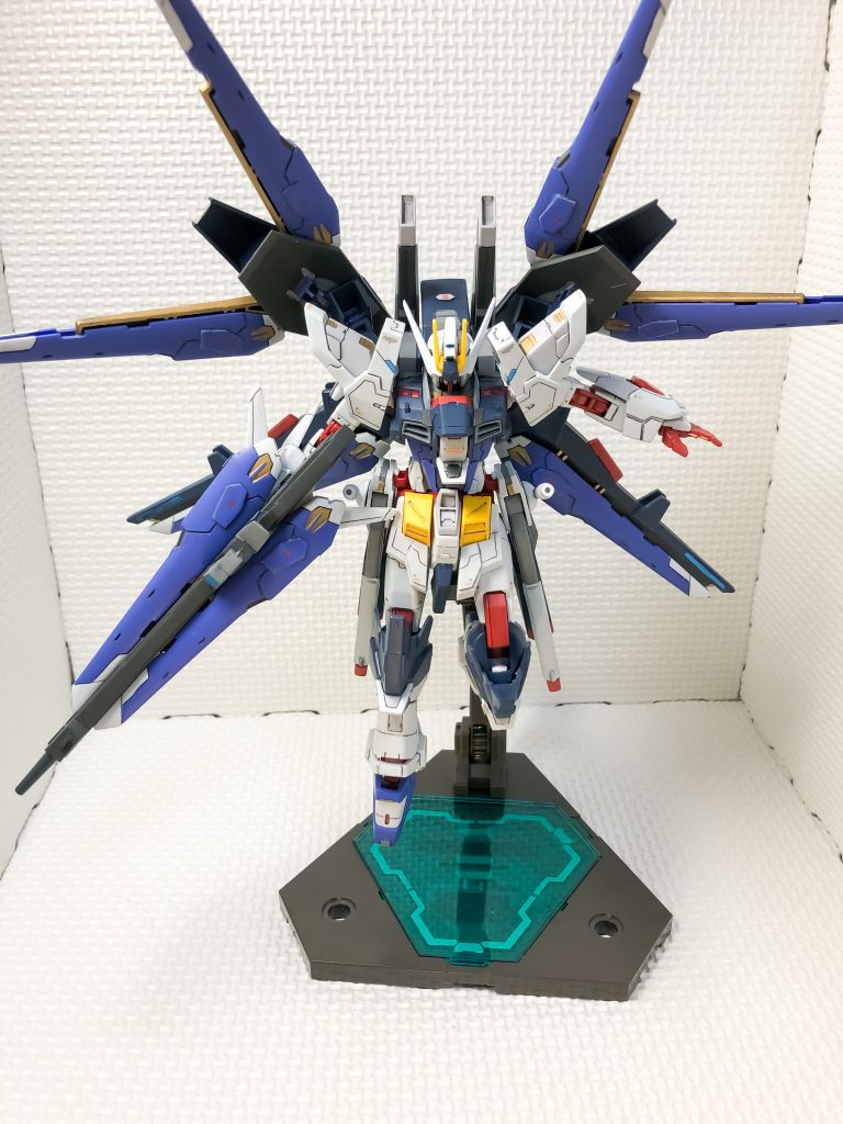 アニメのopでバックに映る時のポーズです。ドラグーンは、元の状態だと丸みがあってさっぱりした印象だったので、凹凸のデザインを入れたり、プラ板加工と塗り分けでメカっぽい印象にしてみました。