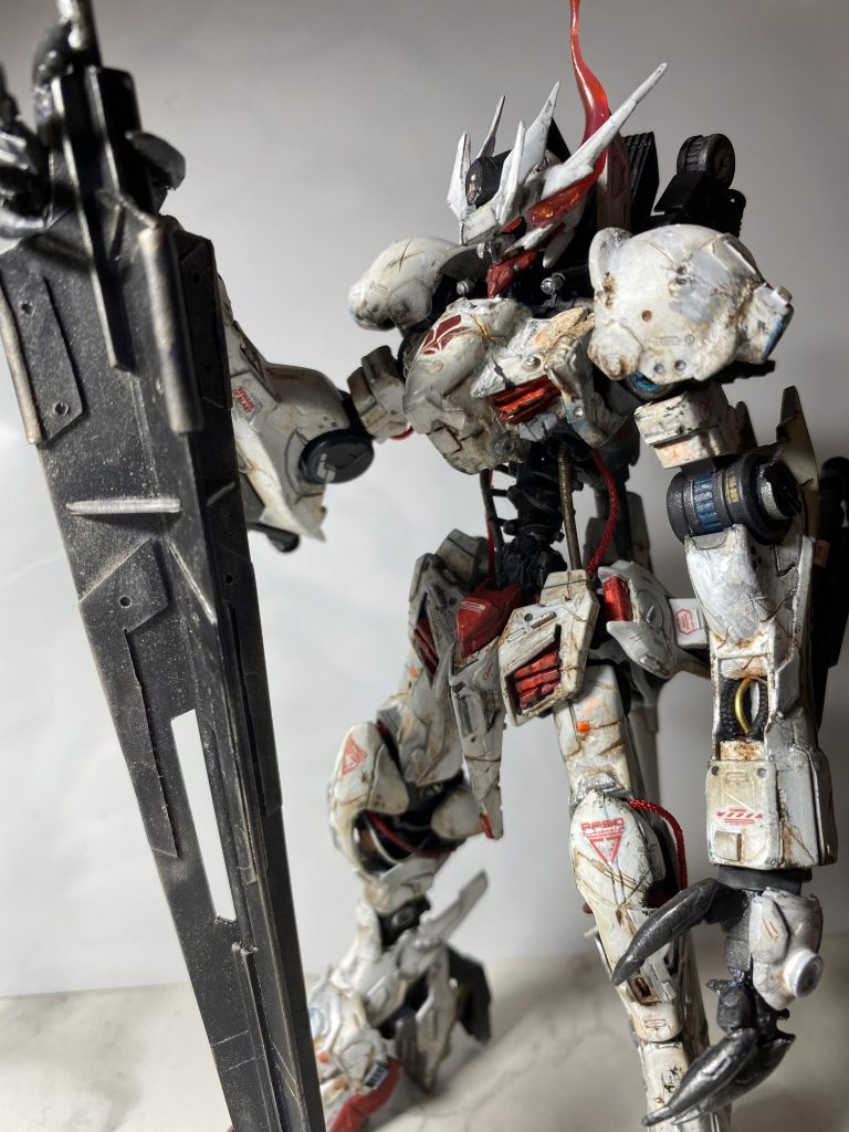 ほぼ全てのパーツに手を加えてますが、大きい箇所は前腕、スネをそれぞれ10mmほど延長。腰は接続部以外をステンレスワイヤーとプラ材で脊椎とあばら骨(二重)っぽく全改修し、シリンダーは曲がったら腰が動かんやん！って事で排除(ロマンは好きですけどね)。胸部も戦闘方法から考えてコクピットの位置が分かるのはマズイと思いどこか分かりづらいように変更してます。