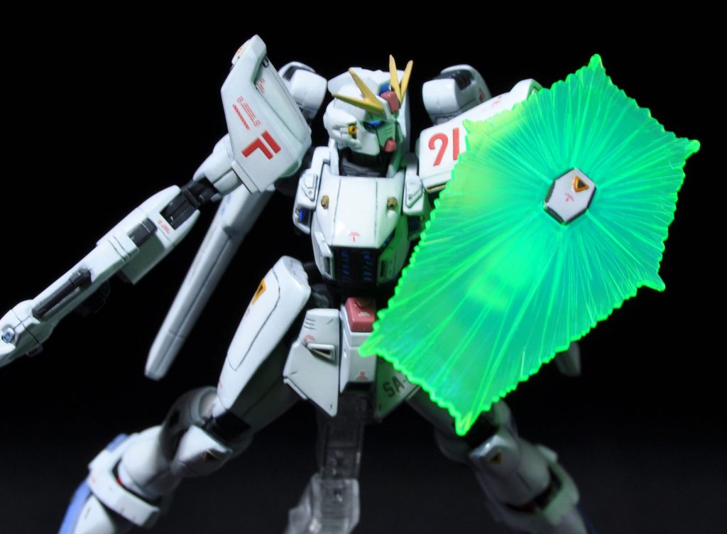 カメラアイや、胸部ジェネレーター、バーニア、サーベルやビームシールドはガイアカラーの蛍光塗料を使用してUVライトで光るようにしています。